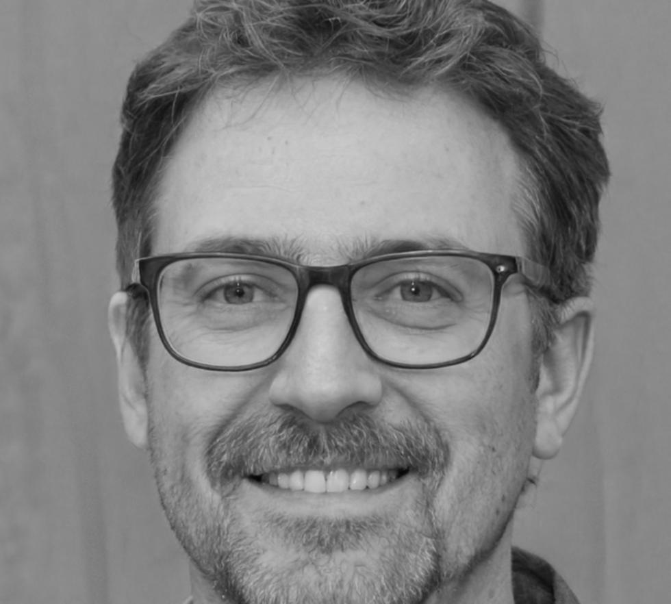 Ritratto di Sebastiano Moretti, specialista in comunicazione autentica e relazioni interpersonali